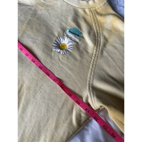 Nike Sportswear Tie Dye Embroidered Daisy Round Neck Small Yellow Daisy Gold - Picture 6 of 10